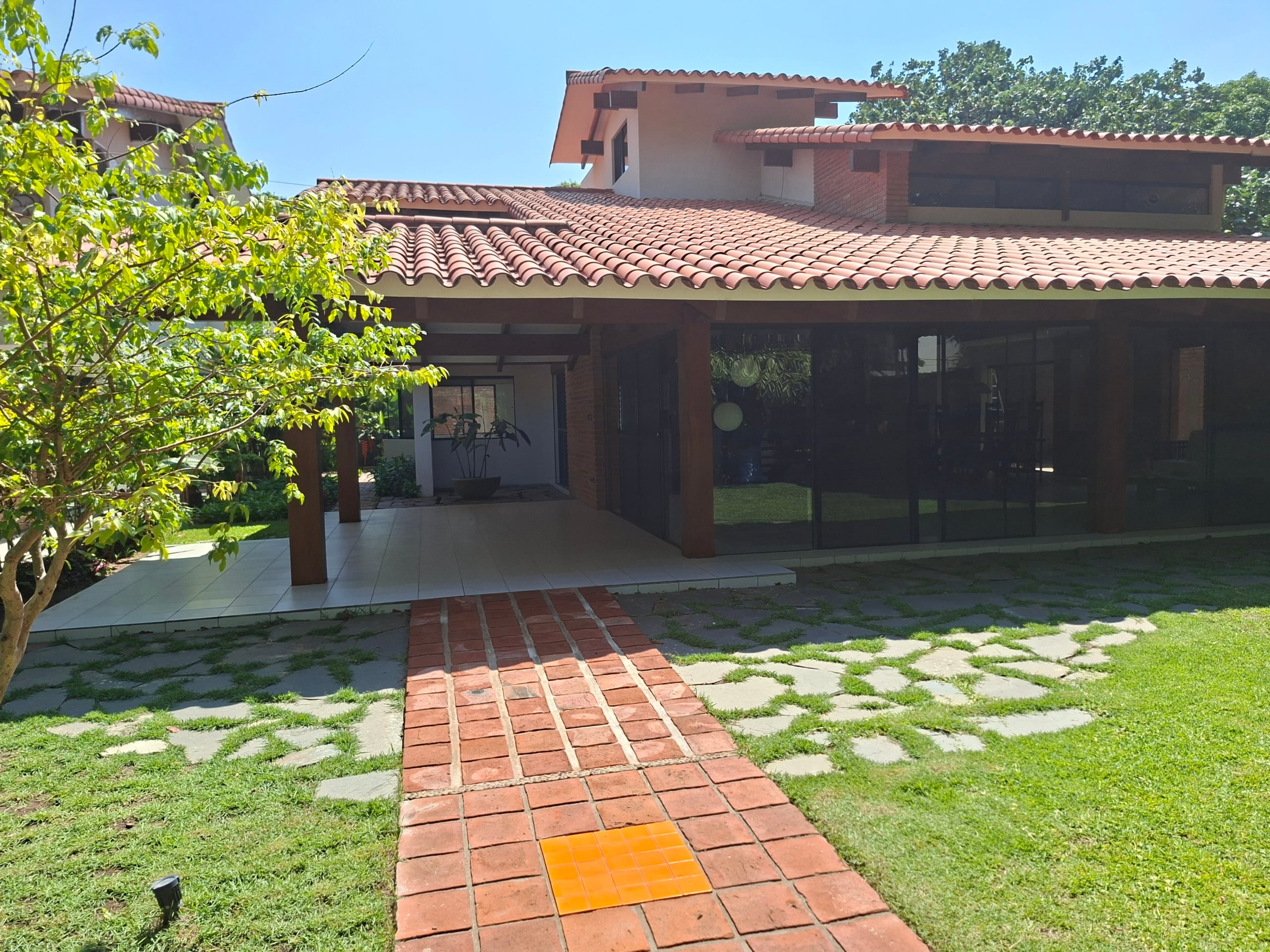 En Alquiler - Casa en Condominio Dali 8