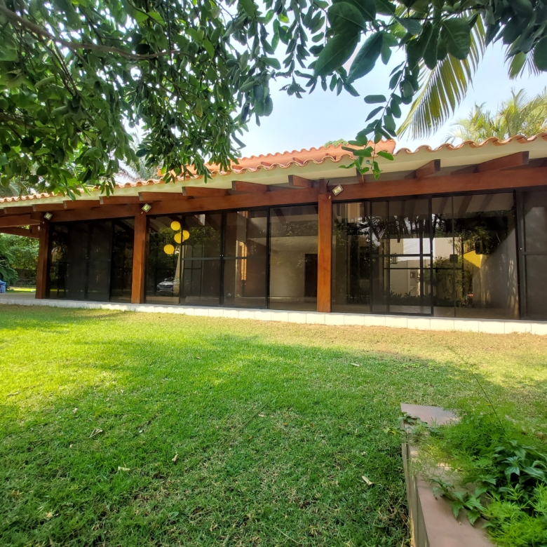 Fachada de casa en alquiler con vigas vistas