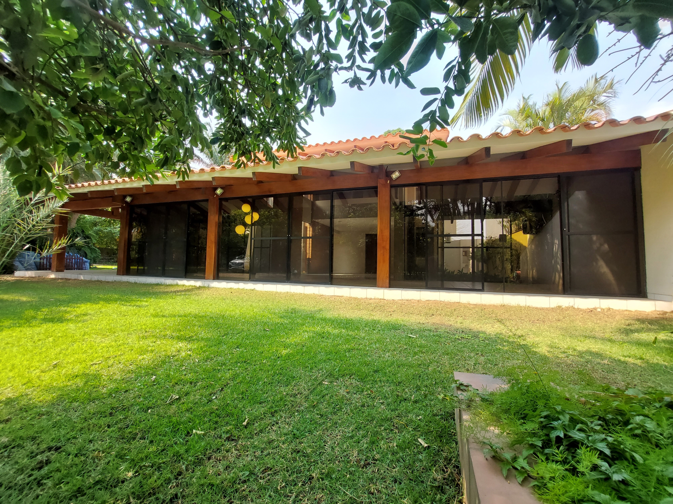 Fachada de casa en alquiler con vigas vistas