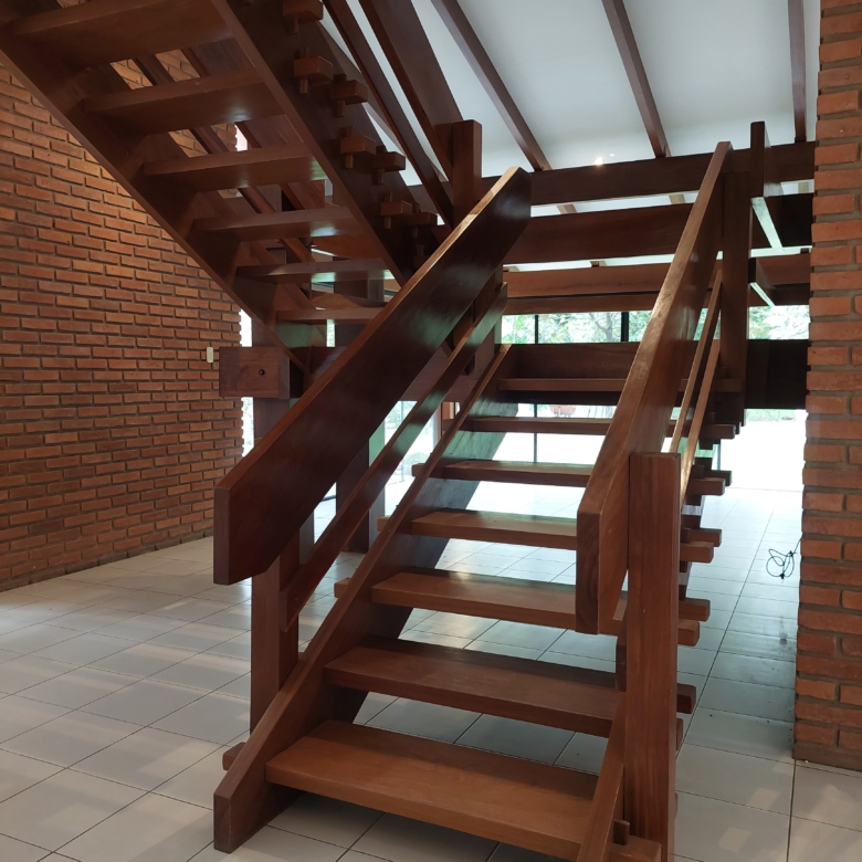 Escalera de madera en casa en venta