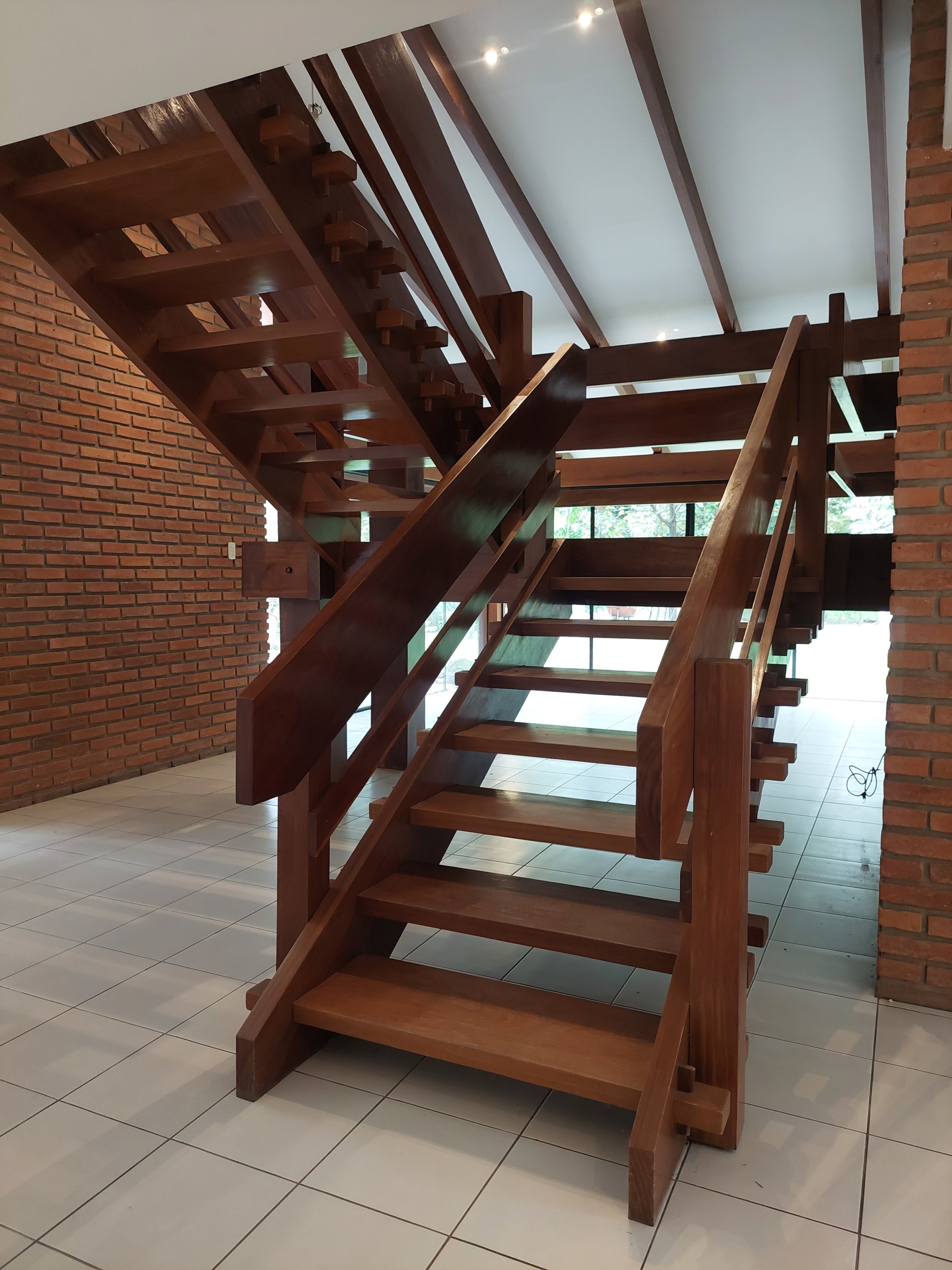 Escalera de madera en casa en venta