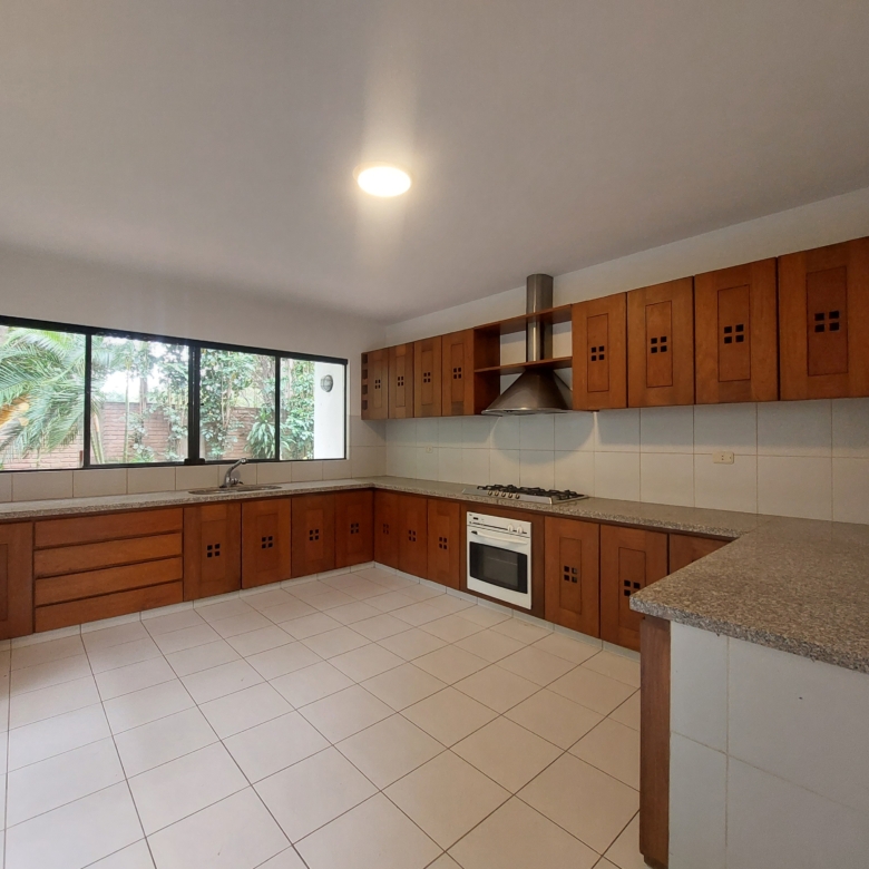 Cocina cerrada casa en venta